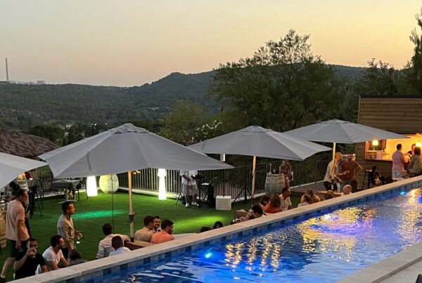 Soirée événement domaine de vin. Afterworks Château Henri Bonnaud 2023. Rooftop avec piscine à Aix-en-Provence.